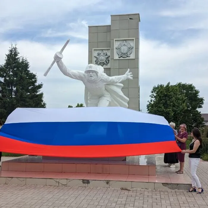 Церемония торжественного поднятия флага России