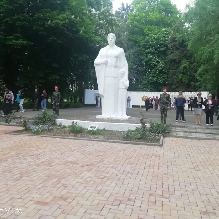"В ПАМЯТЬ О ПОГИБШИХ ЗАЖГИТЕ СВЕЧИ".