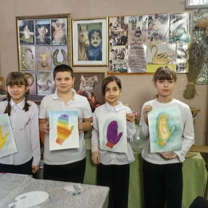 Творческая мастерская "Укрась варежку".