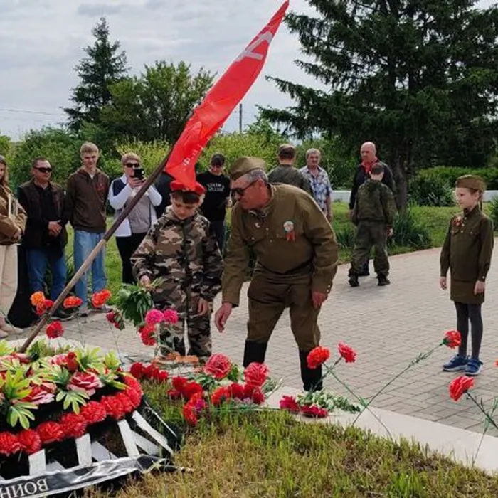 Возложение цветов и венков в парке Победы к мемориалу "Летящий солдат"