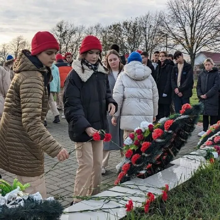 Торжественная церемония возложения цветов и венков к мемориалу "Летящий солдат" 