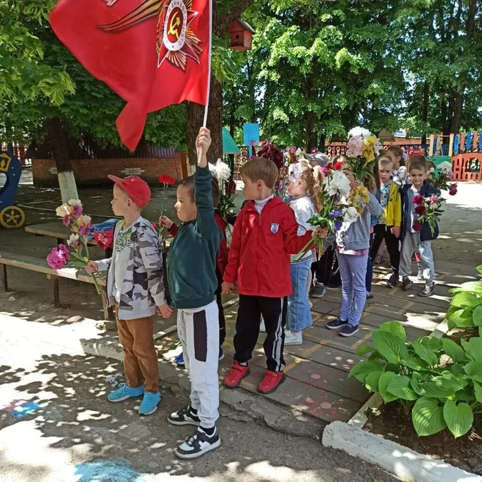 воспитанники МБДОУ 28 возложили&nbsp;цветы к мемориалу "Родина - Мать".