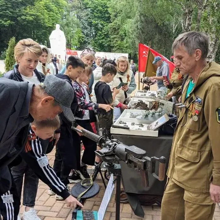 военно-патриотическая выставка боевых экспонатов ККДВПОО «Краеведческого отряда «Поиск» ст. Васюринской. 