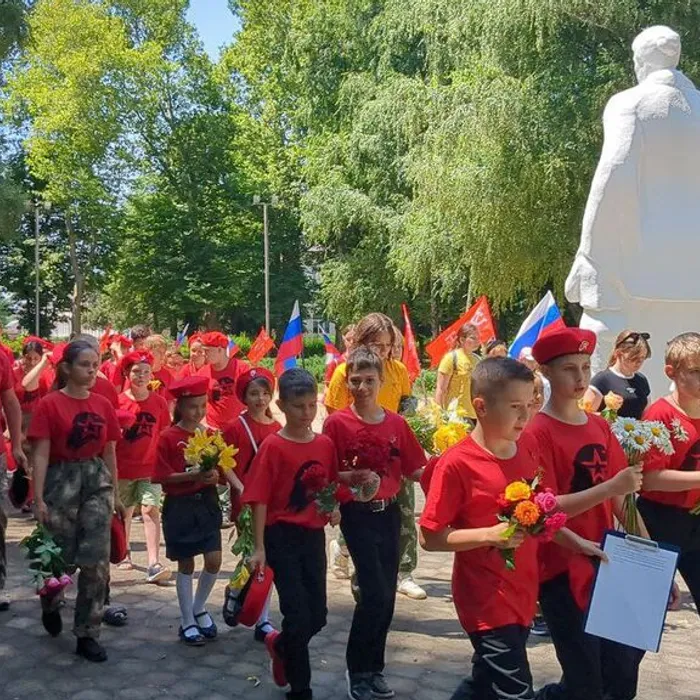 Возложение цветов к Мемориалу " Родина - Мать"