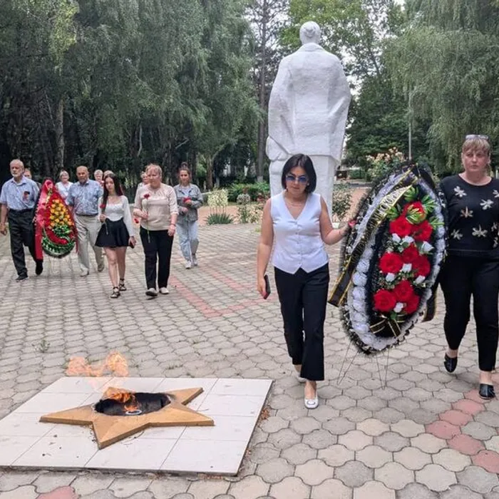  возложения цветов и венков к Вечному Огню «Память нашу не стереть с годами»