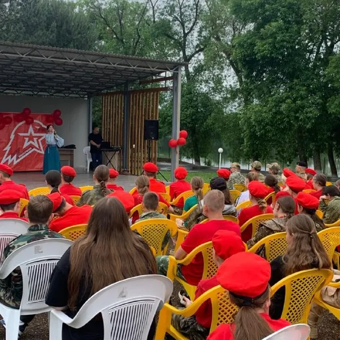 29 мая МКУК "КДЦ "Воронежский" в лице солистки Анастасии Бодрягиной, принял участие открытии смены "Вперёд, Юнармия-2025"