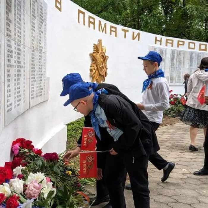 жители станицы Воронежской возложили цветы и венки к мемориалу «Родина-Мать»