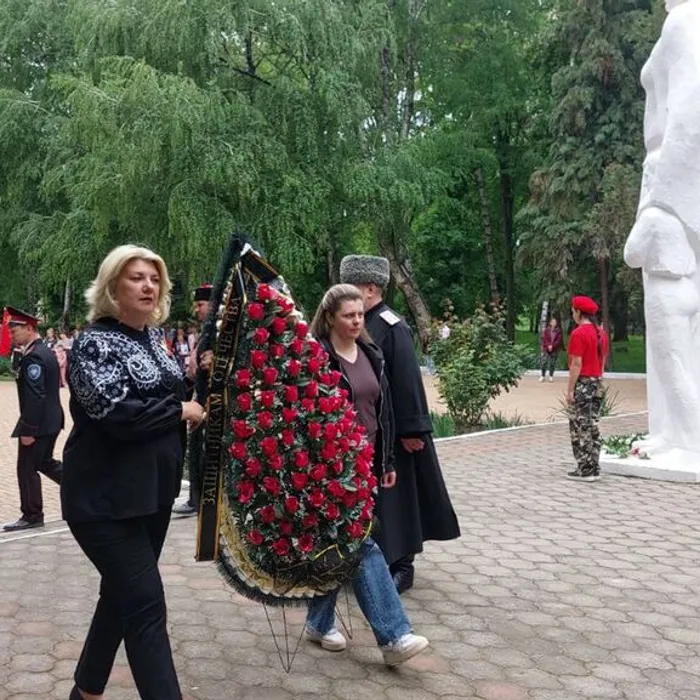 Возложение цветов и&nbsp;венков к&nbsp;мемориалу  "Родина-Мать".
