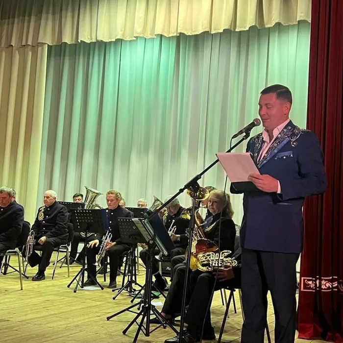 «Под звуки оркестра»