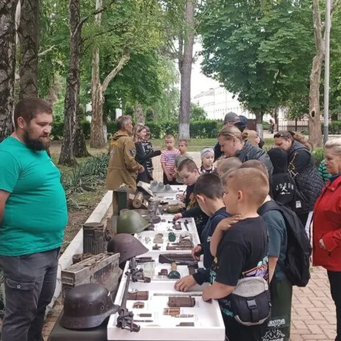Военно-патриотическая выставка боевых экспонатов ККДВПОО «Краеведческого отряда «Поиск» ст. Васюринской.