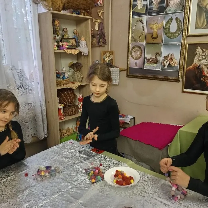  творческая мастерская " Бусы из шерсти"