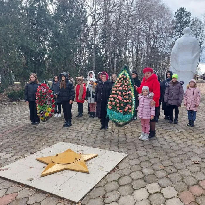 Торжественная церемония возложения венков и цветов