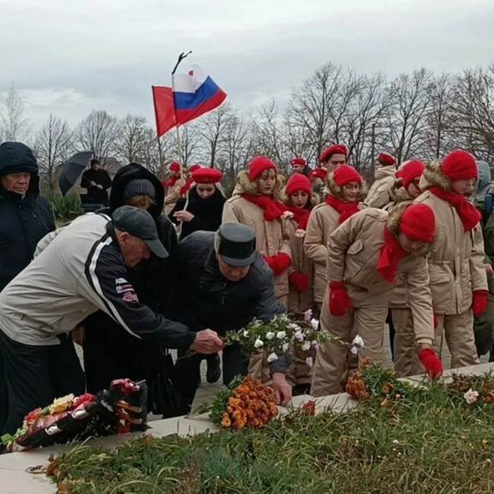 Возложение цветов и венков к памятнику неизвестного солдата.